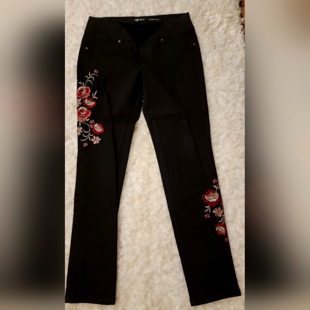 Black pants with embroidered flowers